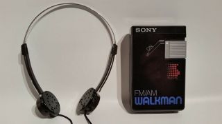 Vintage Sony Fm/am Walkman Radio Srf - 21w Black W/belt Clip