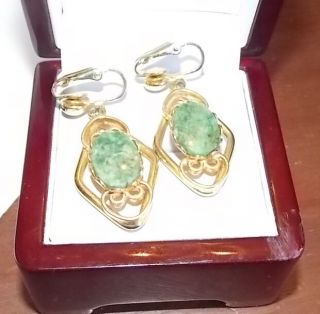 Vintage Green Moss Agate Jade Ornate Gold tone Clip on Dangle Earrings 11e 36 5
