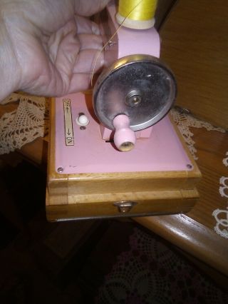 KAY•AN•EE Pink Sew Master /Vintage Toy hand crank Sewing Machine 1950s Berlin 4