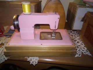 KAY•AN•EE Pink Sew Master /Vintage Toy hand crank Sewing Machine 1950s Berlin 5