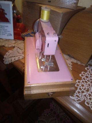 KAY•AN•EE Pink Sew Master /Vintage Toy hand crank Sewing Machine 1950s Berlin 6