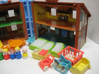 Vintage Fisher Price Little People 952 Play family house complete with 3