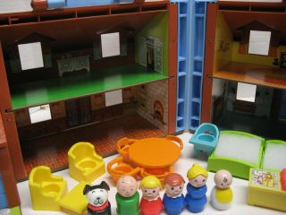 Vintage Fisher Price Little People 952 Play family house complete with 4