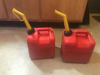 2 Vintage Old Type " Chilton " 2 Gallon Vented Red Thick Gas Cans Model P20