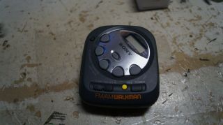 Sony Walkman Srf - M35 Am/fm Portable Pocket Radio W/ Belt Clip Vintage