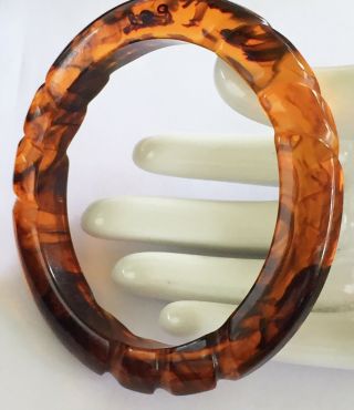 Vintage Faux Tortoise Shell Amber Swirl Art Deco Carved Bakelite Bangle Bracelet 7