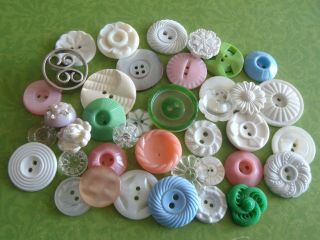 40 Button Assortment Vintage Plastic Etc 13 - 30mm Sew Craft Scrapboko Quilt Knit