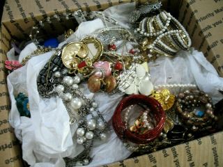 Jewelry Vntg To Random Assortment 14,  Pound Box Item F5qq