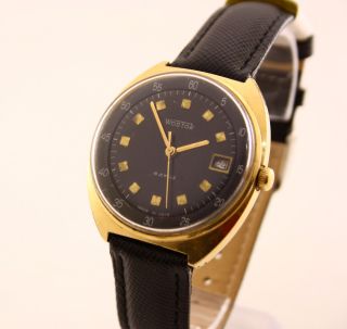 Vintage Dial Wostok 18 Jewels Wristwatch With Date.  Soviet (russian,  Ussr,  СССР)