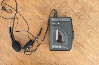 Vintage Sony Walkman Wm - Fx21 Cassette Am/fm & Headphones Mdr - 006