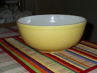 Vintage Pyrex Yellow Primary Mixing Bowl 404 4 Qt.  1940 - 50 