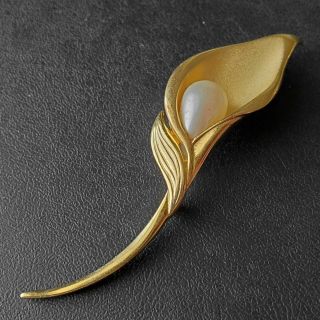 Signed Richelieu Vintage Calla Lily Pearl Flower Gold Tone Retro Brooch Pin W179