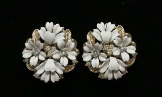 Vtg Trifari Gold Tone White Enamel Flowers Clip On Earrings Signed 1 1/4 " M007