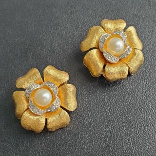 Signed Jomaz Vintage Gold Tone Flower Pearl Crystal Rhinestone Clip Earrings L52