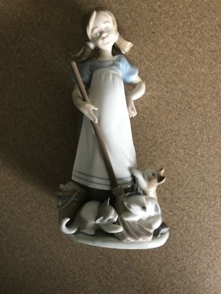 Lladro Vintage Figurine - Girl With Playful Kittens 5232 - Retired