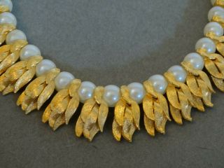 Gorgeous Vintage Gold Toned Leaves Leaf Faux Pearl Necklace/choker 16 " Long