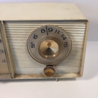 Vintage 1960s General Electric White Clock AM Band Tube Radio - 3
