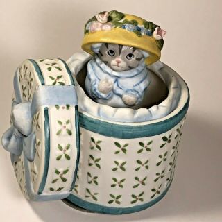 Vtg Kitty Cucumber Music Box Cat In Hat Box - Plays Memories From Cats Musical