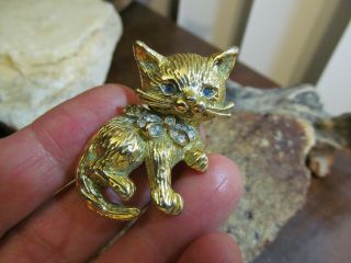 Vintage Old Gold Tone White Rhinestone Collar Blue Eyed Kitty Cat Pin Brooch