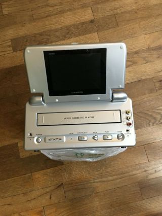 Audiovox 5 " Lcd Monitor Vcr Portable Video Cassette Player W/ Bag Vbp2000