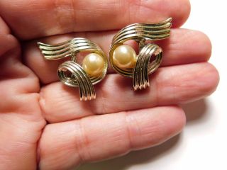 Signed Lisner Faux Pearl Earrings Textured Gold Tone Ribbon Clip On Vintage