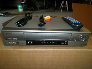 Sanyo Hi Fi 4 - Head Vhs Vcr Vwm - 900 With Remote And Cables Ready