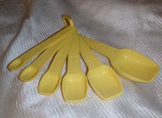 Vintage Tupperware Set Of 6 Yellow Measuring Spoons With Ring ^excellent