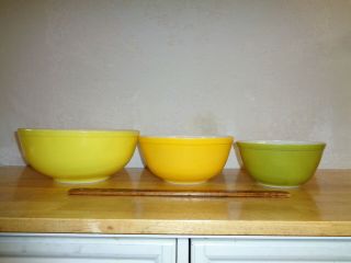 3 Vintage 1940 - 50 ' s Pyrex Mixing 2,  3,  4 Quart Nesting Yellows and Greens - USA 7
