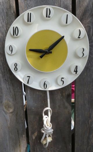 Vtg.  Spartus Mcm Art Deco Plastic Wall Clock - White - Black - Yellow - L@@k