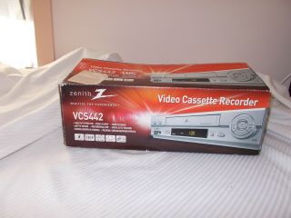 In The Box Zenith Vcs442 Vcr 4 - Head Video Cassette Recorder With Remote