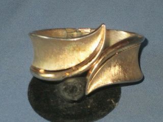 Vintage Signed Crown Trifari Gold - Tone Metal Clamper Bangle Bracelet