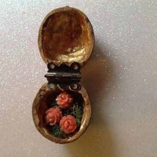 A Vintage Miniature Bouquet of Roses in a Walnut Shell Folk Art Diorama 2
