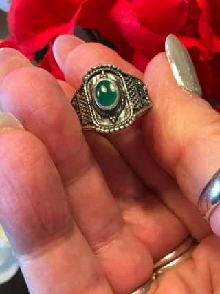 Vintage Sterling Silver Decorative Emerald Green Gemstone Ring - Size 7.  5