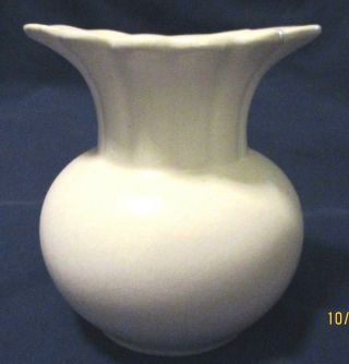 Vintage Red Wing Usa Pottery Eggshell Ivory Vase " 907 "
