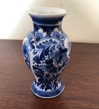 Vintage Delft Fluted Bud Vase Tin Glazed P.  Vo.  L.  G.  1425 Signed Blue & White