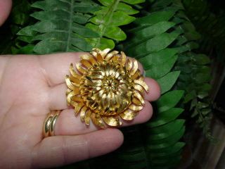 Vintage Crown Trifari - Gold Tone - Flower Pin - Brooch
