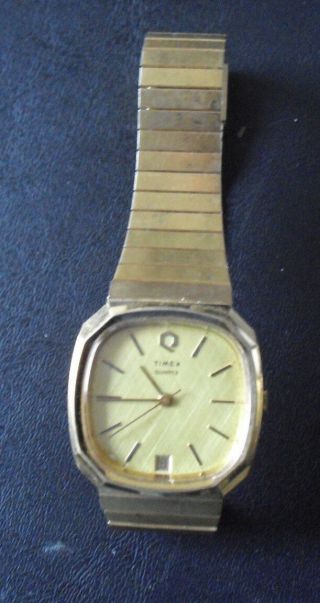 Vintage Timex Quartz Gold Tone Metal Mens Wrist Watch