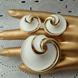 Vintage Crown Trifari Gold Tone White Enamel Swirl Clip Earrings Pin Brooch Set