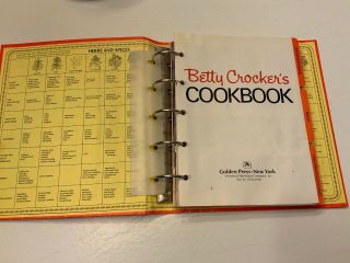 Betty Crocker ' s Cookbook Red Pie Cover 5 - Ring Binder HC Classic Recipes 1976 EUC 4
