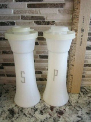 VINTAGE TUPPERWARE HOUR GLASS TALL SALT AND PEPPER SHAKERS WHITE 2