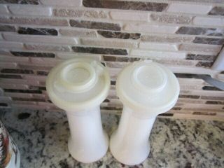 VINTAGE TUPPERWARE HOUR GLASS TALL SALT AND PEPPER SHAKERS WHITE 4