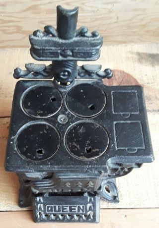 Vintage Miniature Queen Cast Iron Stove Saleman Sample Doll Furniture Toy