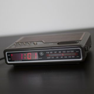 Vintage Ge General Electric Digital Alarm Clock Radio Woodgrain Model 7 - 4612a