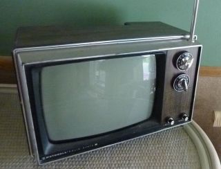 Vtg 9 " Motorola Solid State Portable Tv Television Set Xp263hw - 1 Gv228 B&w