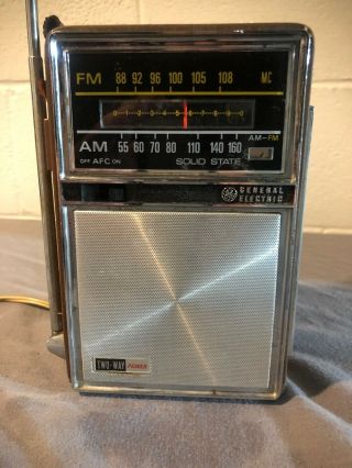 Vintage General Electric Ge Solid State Two - Way Power Am Fm Portable Radio P977b