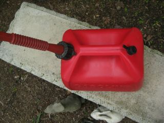 Vintage Rubbermaid Gott 2.  5 Gallon Red Plastic Vented Gas Can Model 1226