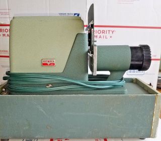 VINTAGE ARGUS 300 SLIDE PROJECTOR with bulb and carrying case 2