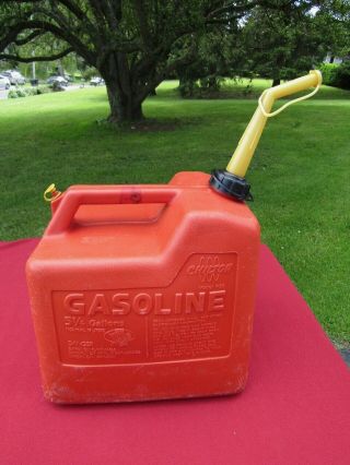 Vtg.  Old Type " Chilton " 5 - 1/4 Gallon Vented Red Poly Gas Can Model P50