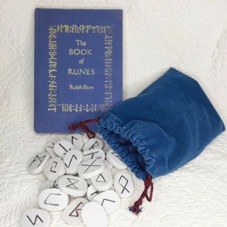 Vtg Oracle Books The Book Of Runes Ralph Blum 1987 3rd Edition With Rune Stones
