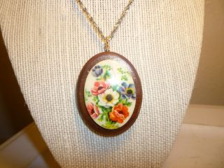 Vintage Wood And Lucite Floral Pendant Necklace